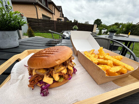 Plucinātas cūkgaļas burgers